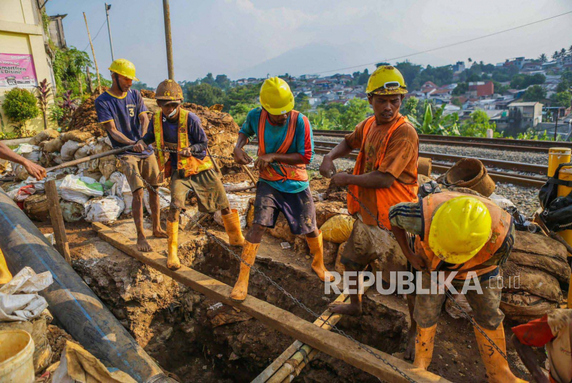 Petugas Perumda Tirta Pakuan sedang memperbaiki pipa usai mengalami kebocoran di perlintasan kereta jalur ganda Bogor-Sukabumi, Kelurahan Cipaku, Kecamatan Bogor Selatan, Kota Bogor.