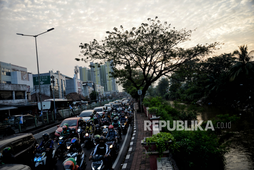 Pengendara motor melintas di kawasan Pasar Rumput, Jakarta, Senin (18/7/2022). Pemerintah Indonesia telah berkomitmen untuk menurunkan emisi gas rumah kaca mencapai 31,89 persen pada 2030
