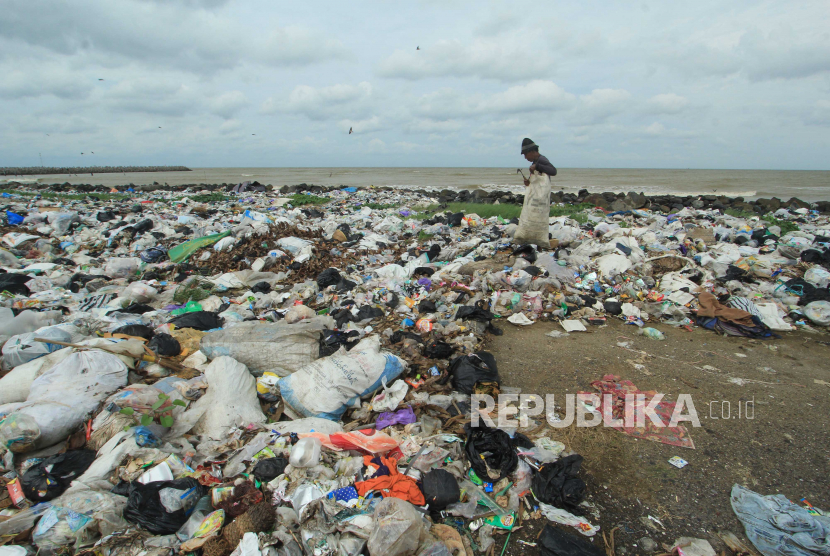 Pemulung mencari sampah plastik di tempat pembuangan sampah yang berada di tepi sumber air (ilustrasi)