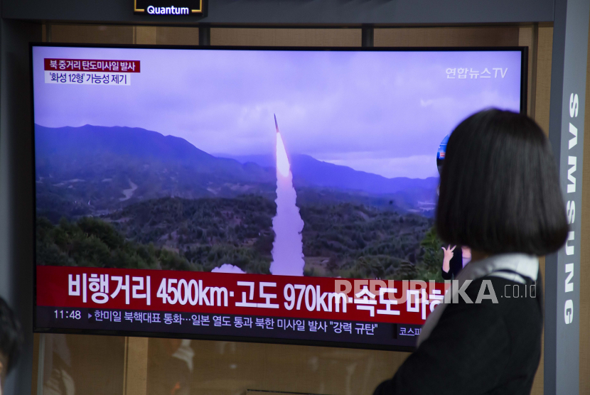 Seorang wanita menonton berita di sebuah stasiun di Seoul, Korea Selatan, 04 Oktober 2022. Kepala Sekretaris Kabinet Jepang Hirokazu Matsuno mengatakan Negeri Sakura akan menambah sanksi pada Korea Utara (Korut) dengan membekukan aset kelompok-kelompok yang terlibat dalam pengembangan rudal. 