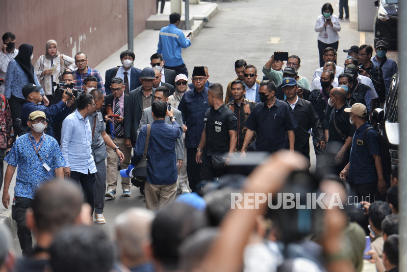 Pimpinan Ponpes Al Zaytun Panji Gumilang (mengenakan peci) tiba untuk memenuhi panggilan penyidik Bareskrim Polri di Gedung Bareskrim Polri, Jakarta, Senin (3/7/2023). Panji diperiksa Dittipidum Bareskrim Polri untuk dimintai klarifikasi dalam rangka penyelidikan terkait kasus dugaan penistaan agama yang dilaporkan Ketua Umum DPP Forum Advokat Pembela Pancasila M Ihsan Tanjung.