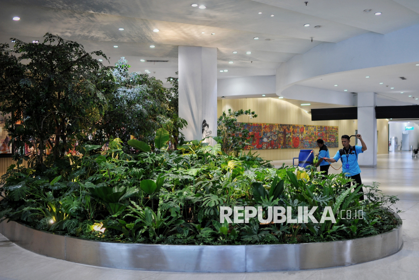 Petugas menyirami tanaman di terminal 3 Bandara Soekarno Hatta, Tangerang, Banten, Senin (10/11/2024). 