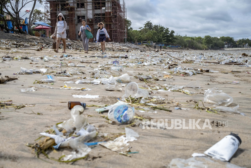  Turis berjalan di antara puing-puing dan sampah plastik di Kuta, Bali. Direktur Jenderal Pengelolaan Sampah, Limbah dan B3 (PSLB), Kementerian Lingkungan Hidup dan Kehutanan (KLHK) Rosa Vivien Ratnawati mengatakan pihaknya berupaya pengurangan sampah plastik. Saat ini ada dua regulasi untuk memastikannya yaitu  UU N0. 18/ 2008 tentang Pengelolaan Sampah pada pasal 15 sudah diamanatkan bahwa Produsen wajib mengelola kemasan dan/atau barang yang diproduksinya yang tidak dapat atau sulit terurai oleh proses alam yang lebih lanjut secara teknis telah diatur dalam PermenLHK P.75 tahun 2019 tentang Peta Jalan Pengurangan Sampah oleh Produsen.