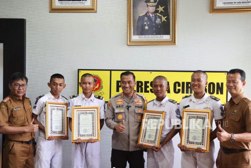 Empat siswa SMKN 1 Mundu Kabupaten Cirebon mendapat penghargaan dari Kepala Polresta (Kapolresta) Cirebon Kombes Pol Arif Budiman, Senin (13/2/2023). Penghargaan tersebut diberikan atas kontribusi mereka membantu mengamankan pelaku penjambretan.
