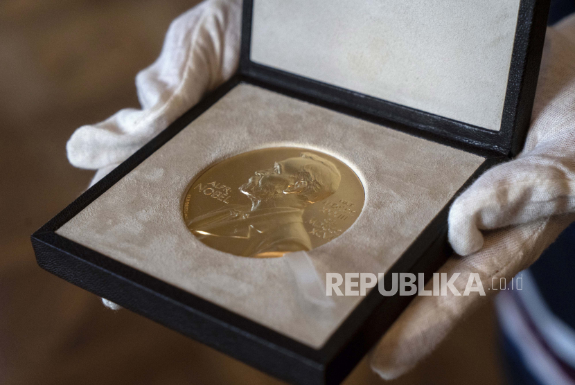Medali nobel. Jurnalis Rusia Dmitry Muratov melelang medali Hadiah Nobel Perdamaiannya.