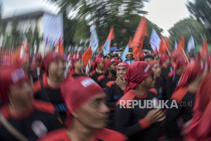 Buruh dari berbagai serikat dan konfederasi melakukan aksi di depan Gedung Sate, Bandung, Jawa Barat, Selasa (28/11/2023). (Ilustrasi)