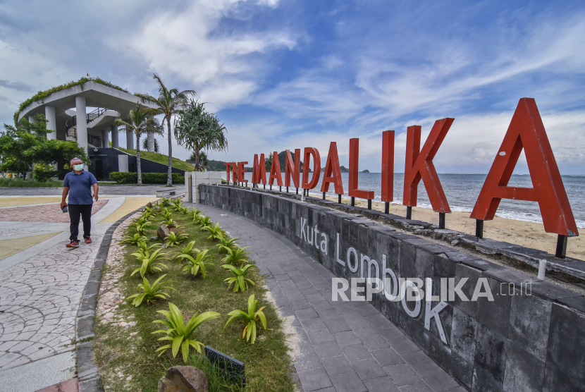 Pengunjung berada di kawasan destinasi pariwisata super prioritas (DPSP) The Mandalika, Praya, Lombok Tengah, NTB, beberapa waktu lalu.