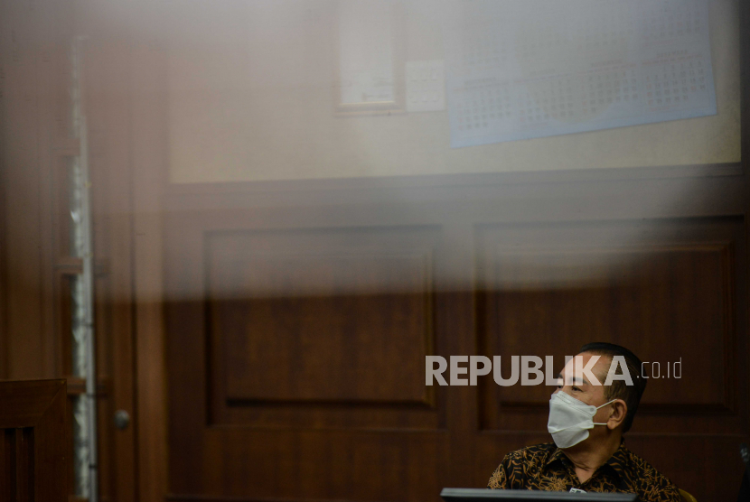 Terpidana kasus cessie Bank Bali Djoko Tjandra  menjalani sidang lanjutan dalam perkara dugaan suap kepada jaksa dan perwira tinggi Polri serta pemufakatan jahat di Pengadilan Tipikor, Jakarta, Selasa (10/11). Sidang tersebut beragendakan pemeriksaan sejumlah saksi yang dihadirkan oleh Jaksa Penuntut Umum. Republika/Thoudy Badai