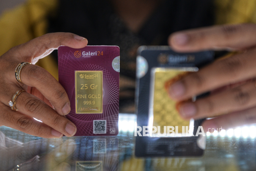 Karyawan menunjukkan logam mulia Galeri 24 Pegadaian di Galeri 24 Salemba, Jakarta. Harga emas yang dikutip dari laman resmi Sahabat Pegadaian, Senin (1/12/2025), menunjukkan dua produk logam mulia, yakni buatan UBS dan Galeri24, kompak tidak mengalami perubahan.