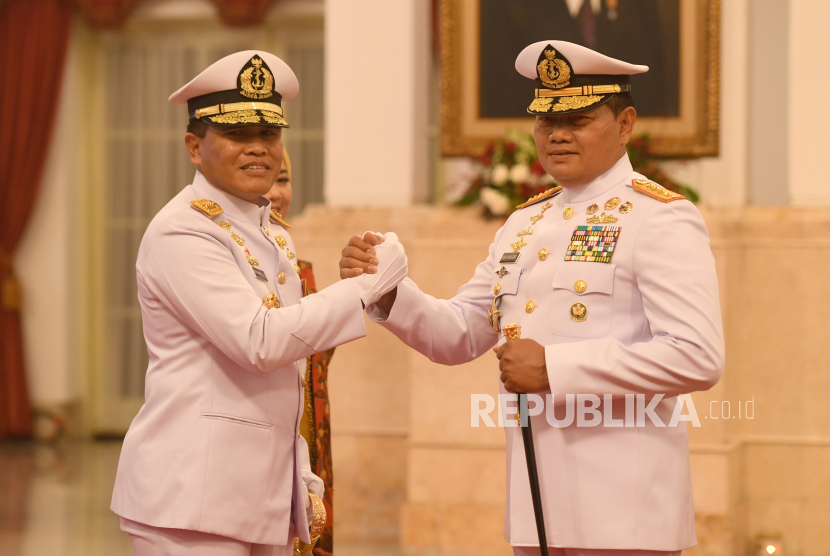 Panglima TNI Laksamana TNI Yudo Margono (kanan) berjabat tangan Kepala Staf TNI Angkatan Laut (KSAL) Laksamana TNI Muhammad Ali