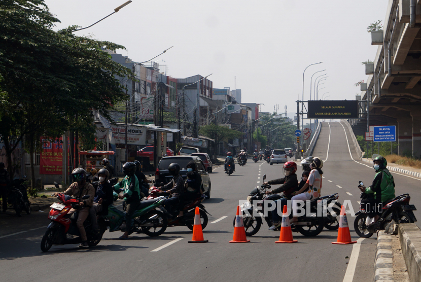 Sejumlah kendaraan roda dua nekat melawan arah untuk menuju Jakarta usai diputarbalikan oleh petugas di pos penyekatan pembatasan mobilitas masyarakat pada PPKM Darurat di Lampiri, Kalimalang, Jakarta, Ahad (4/7). Kondisi lalu lintas di pos penyekatan Lampiri sudah tidak macet pada Selasa (6/7). 