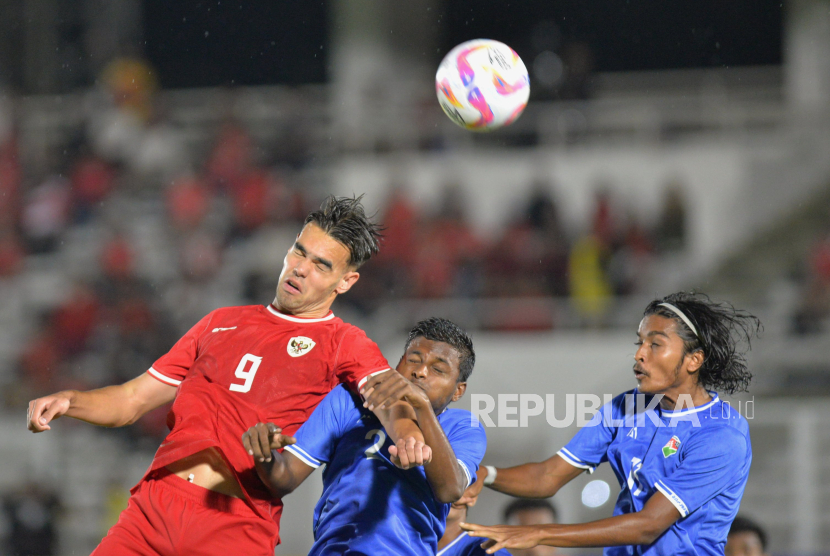 Pemain timnas Indonesia U-20 Jens Raven berebut bola dengan pemain Timnas Maladewa U-20 pada laga Grup F Kualifikasi Piala Asia U-20 2025 di Stadion Madya, Senayan, Jakarta ,Rabu (25/9/2024). Garuda Muda sukses mengalahkan Maladewa 4-0.