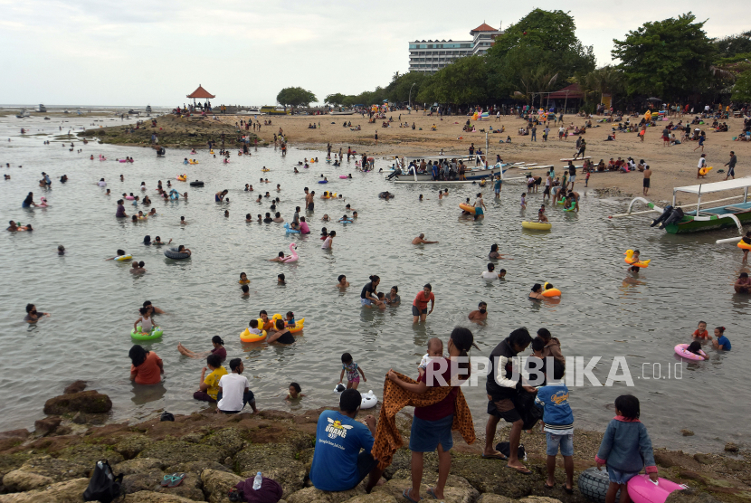 Warga membludak saat liburan Hari Raya Galungan di Pantai Sanur, Denpasar, Bali, beberapa waktu lalu, (ilustrasi).