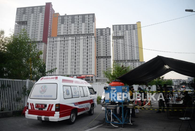 Sebuah ambulance yang membawa pasien Covid-19 memasuki Kawasan Rumah Sakit Darurat Covid-19 Wisma Atlet, Jakarta.