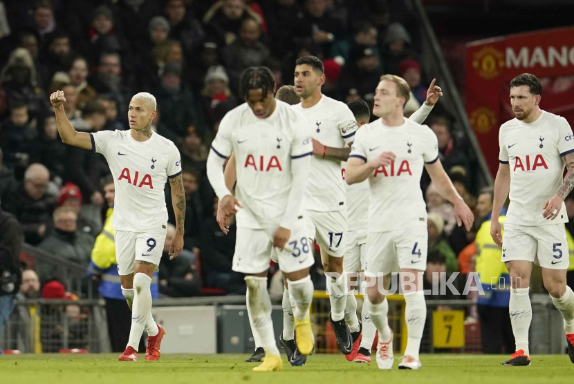 Para pemain Tottenham Hotspur merayakan gol ke gawang Manchester United.