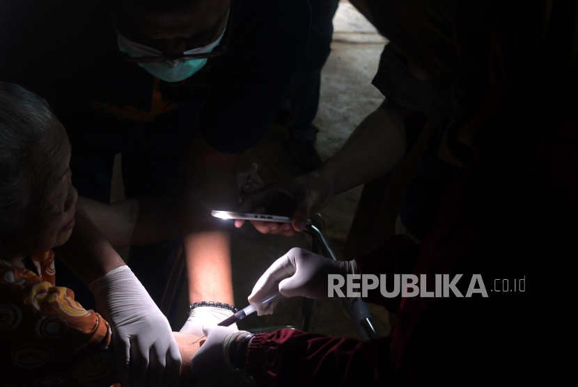Petugas kesehatan mengambil sampel darah warga di Dusun Jati, Gunungkidul, Yogyakarta. Antraks dapat menyebabkan penyakit parah pada manusia dan hewan.