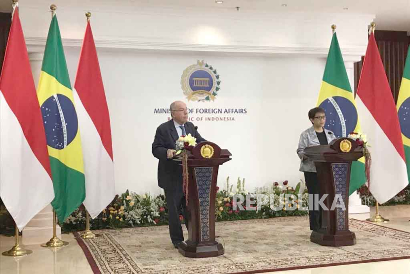 Menteri Luar Negeri Brasil Mauro Vieira dan Menteri Luar Negeri RI Retno Marsudi memberikan keterangan pers bersama seusai melakukan pertemuan bilateral di gedung Kementerian Luar Negeri RI, Senin (9/10/2023). 