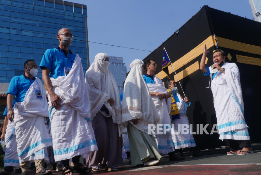 Jamaah calon Haji Khusus dari Sari Ramada Arafah Travel mengikuti kegiatan Manasik Haji, di Jakarta, Ahad (19/6/2022). Stafsus: Moderasi Beragama Bisa Disisipkan pada Materi Manasik Haji