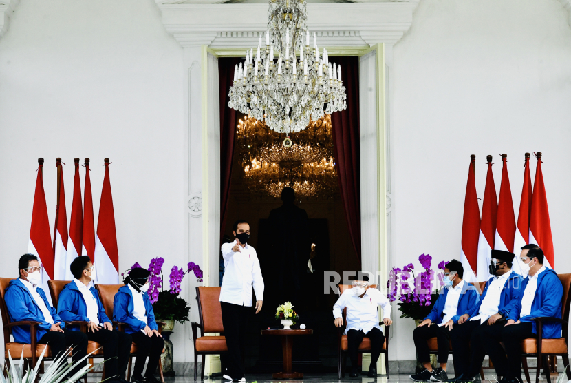 Presiden Joko Widodo (berdiri) didampingi Wapres Ma