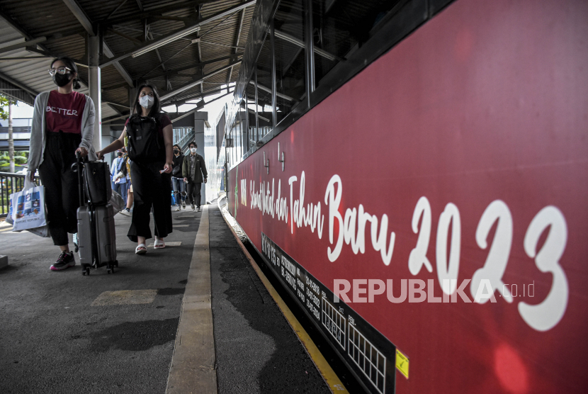 Sejumlah calon penumpang berjalan menuju kereta api di Stasiun Bandung, Kota Bandung.PT Kereta Api Indonesia (Persero) Daop 2 Bandung menyiapkan sebanyak 250 ribu tiket KA Jarak Jauh untuk angkutan Lebaran 1444 H. 