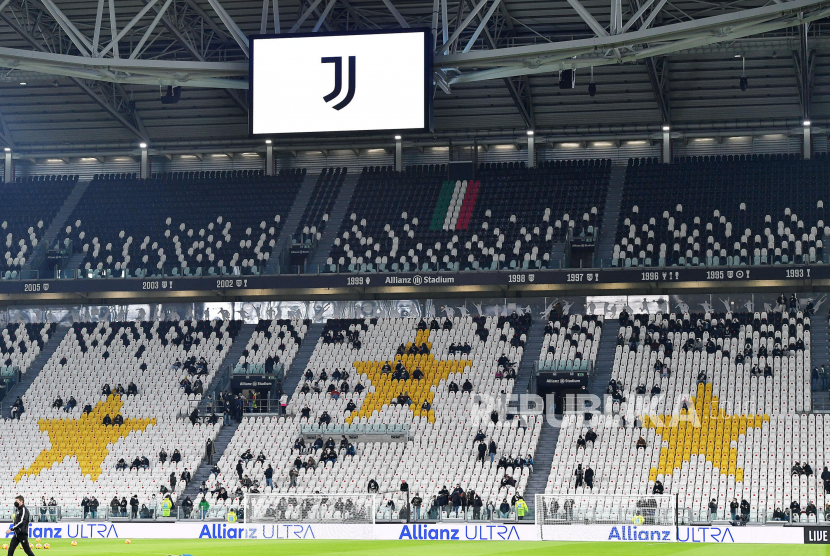 Suporter Juventus terlihat di tribun penonton selama pertandingan sepak bola Serie A Italia Juventus FC vs Udinese Calcio di Stadion Allianz di Turin, Italia, 15 Januari 2022. Juventus sukses menjadi satu-satunya klub asal Italia yang masuk ke dalam 10 tim Eropa dengan penjualan jersey paling laku selama 2021. 