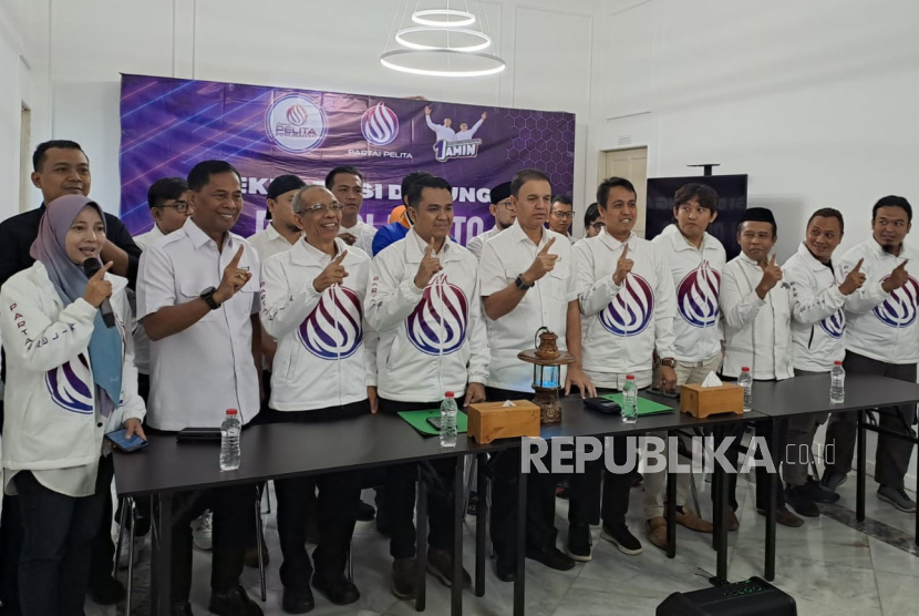 Kapten Timnas Amin M Syaugi Alaydrus (tengah) saat menerima kunjungan Partai Pelita yang mendeklarasikan dukungan untuk Anies-Muhaimin di Jalan Diponegoro, Menteng, Jakarta Pusat, Ahad (10/12/2023). 