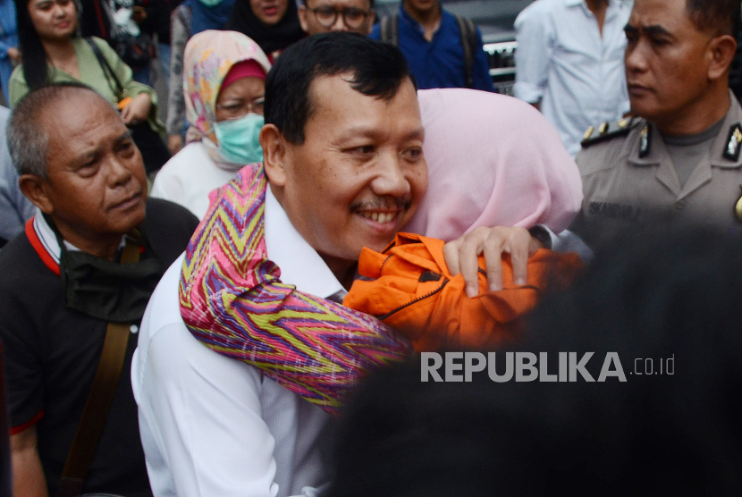 Mantan Sekda Jawa Barat Iwa Karniwa dipeluk putrinya.