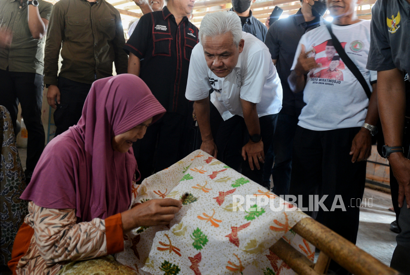 Capres nomor urut 3 Ganjar Pranowo menyambangi sentra industri batik Kedunggudel, Kecamatan Sukoharjo, Jawa Tengah, Selasa (26/12/2023). 