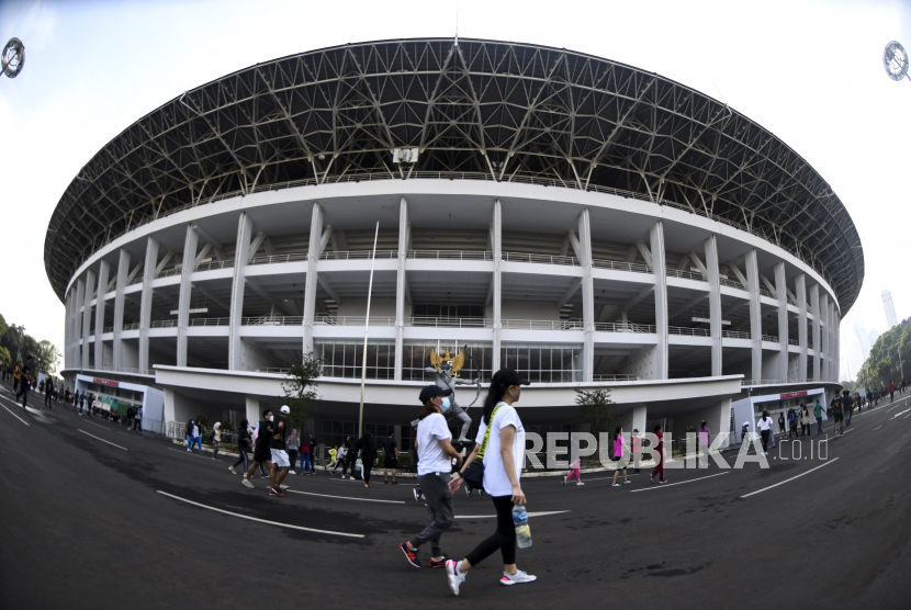 Sejumlah warga berolahraga di bagian luar Stadion Utama, Kompleks Gelora Bung Karno (GBK), Jakarta, Minggu (22/11). Menteri Keuangan Sri Mulyani bercerita mengenai aset negara termahal yakni Gelora Bung Karno (GBK) di Kawasan Senayan, Jakarta Selatan. 