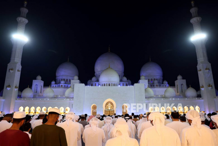 Umat Muslim melakukan shalat saat Lailatul Qadar di Masjid Agung Sheikh Zayed pada malam ke-27 Ramadan, bulan suci ramadhan di Abu Dhabi, Uni Emirat Arab, Selasa (18/4/2023). 364 Peserta Lulus Seleksi Pertama Calon Imam Masjid Uni Emirat Arab