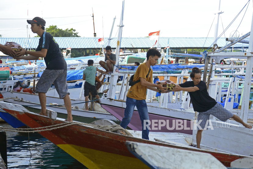 Nelayan menurunkan hasil tangkapan ikannya di Pangkalan Pendaratan Ikan (PPI) Paotere, Makassar, Sulawesi Selatan, Selasa (12/12/2023). 