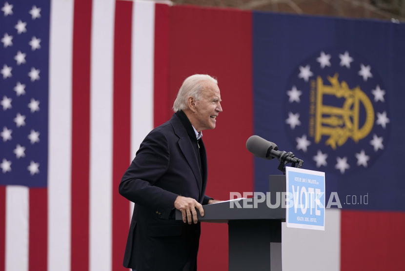 Presiden terpilih Joe Biden berbicara pada rapat umum untuk kandidat Demokrat Georgia untuk Senat AS Raphael Warnock dan Jon Ossoff, Selasa, 15 Desember 2020, di Atlanta.