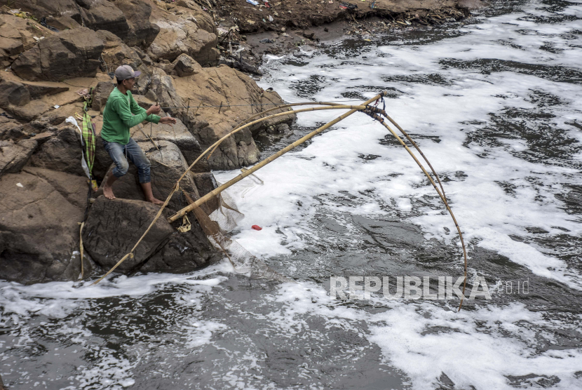 Warga menjaring ikan di aliran Sungai Citarum di Curug Jompong, Margaasih, Kabupaten Bandung, Rabu (31/8/2022). Naskah Khutbah Jumat: Menyelami Makna Sabar