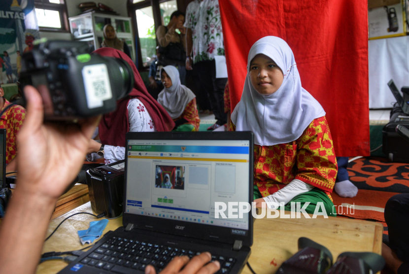 Petugas Suku Dinas Dukcapil Jakarta Barat melakukan perekaman dan pemutakhiran data KTP elektronik bagi penyandang disabilitas di SLB Negeri 5 Jakarta, Kamis (6/11/2025). 