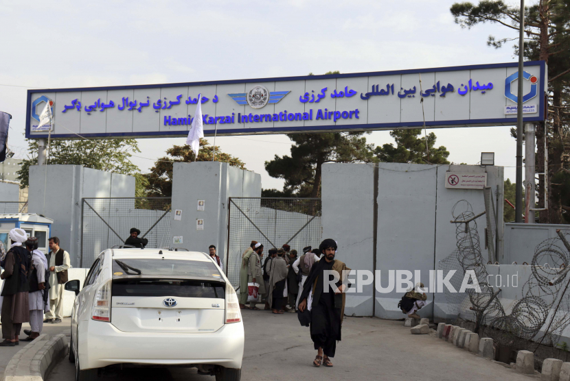 Milisi Taliban berjaga di depan Bandara Internasional Hamid Karzai setelah penarikan AS di Kabul, Afghanistan, Selasa, 31 Agustus 2021. Taliban menguasai penuh bandara internasional Kabul pada Selasa, setelah pesawat AS terakhir meninggalkan landasan pacu , menandai berakhirnya perang terpanjang Amerika.