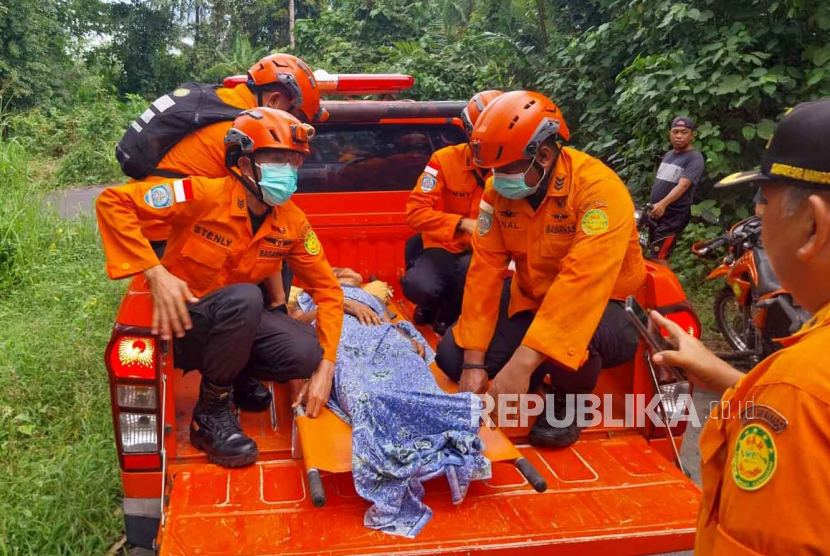 Tim Badan Pencarian dan Pertolongan Nasional (BASARNAS) mengevakuasi seorang warga dari tempat penampungan ke rumah sakit di desa Tagulandang, Sulawesi Utara, Ahad (21/4/2024). Sebanyak 272 KK atau sekitar 828 jiwa dievakuasi akibat letusan Gunung Ruang.