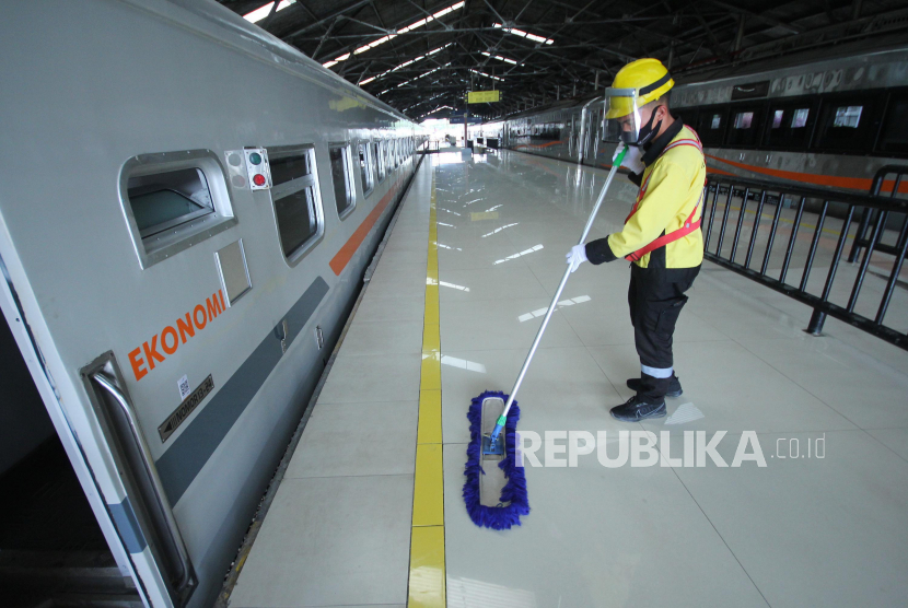 Dengan memakai Alat Pelindung Diri (APD), Petugas membersihkan lantai Stasiun Kereta Api Bandung, Rabu (3/6). Meski layanan kereta api sudah kembali dibuka khususnya saat Adaptasi Kebiasaan Baru (AKB) atau New Normal, namun para petugas dan penumpang harus tetap menerapkan prosedur protokol kesehatan