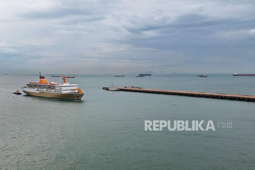 Kapal Motor Kelud melintas di perairan saat akan bersandar di Pelabuhan Batuampar, Kota Batam, Kamis (22/12/2022). Ditjen Perhubungan Laut Kementerian Perhubungan (Kemenhub) memastikan tengah menyiapkan angkutan mudik Lebaran 2023. 