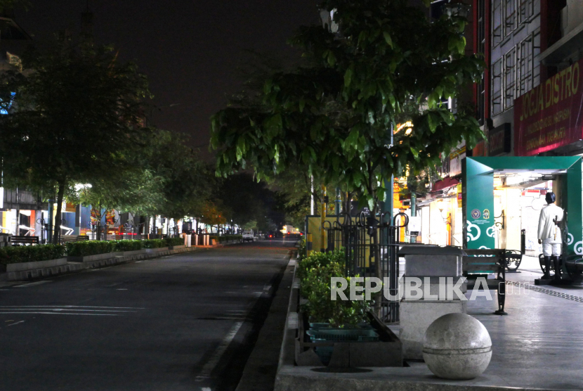Suasana malam di kawasan wisata Malioboro, Yogyakarta, Kamis (8/7) malam. Sejak pemberlakuan PPKM Darurat dilakukan penutupan akses menuju Malioboro. Selain itu, setiap jam delapan malam lampu penerangan akan dimatikan. Hal ini dilakukan untuk menekan penyebaran kasus Covid-19.