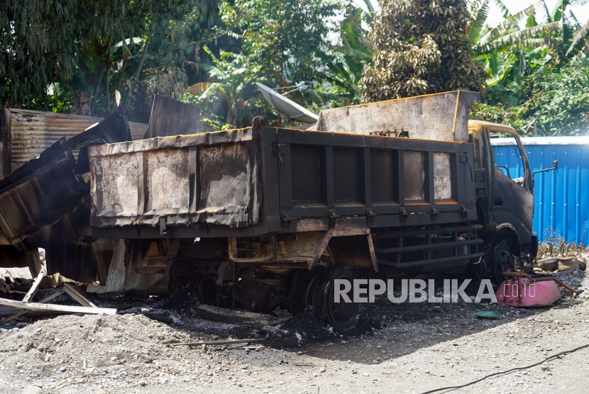 Satu unit truk hangus terbakar akibat kerusuhan massa di Wamena, Papua, Jumat (24/2/2023). Wapres Ma'ruf Amin meminta penyelesaian Kerusuhan Wamena Papua tik menimbulkan korban.