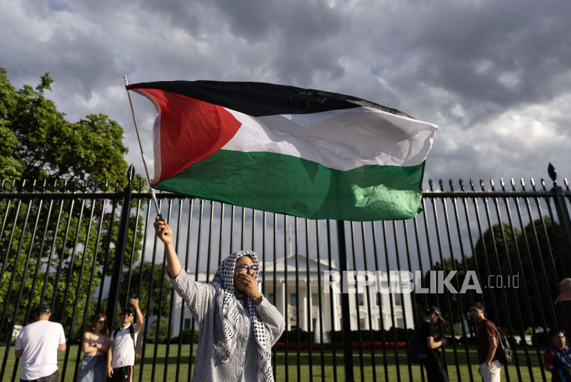 Demonstran pro-Palestina berunjuk rasa memprotes dukungan Amerika Serikat terhadap Israel.
