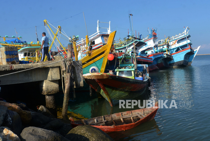 Nelayan melabuhkan kapalnya saat libur melaut. Nelayan di Kabupaten Mukomuko, Provinsi Bengkulu, membutuhkan sebanyak 496.305 liter sebulan untuk melaut.