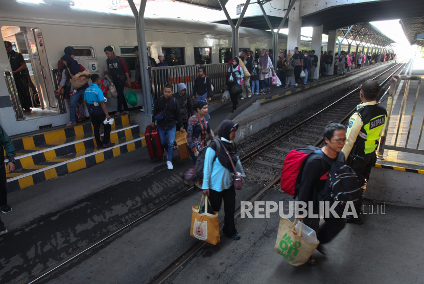 Sejumlah penumpang berjalan turun dari  kereta api di Stasiun Surabaya Gubeng, Surabaya, Jawa Timur, Kamis (9/5/2024). 