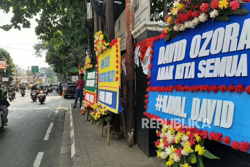 Berbagai karangan bunga menghiasi Pengadilan Negeri Jakarta Selatan (PN Jaksel) menjelang sidang tuntutan Mario Dandy dan Shane Lukas, terkait penganiayaan berat David Ozora, Selasa (15/8/2023). 