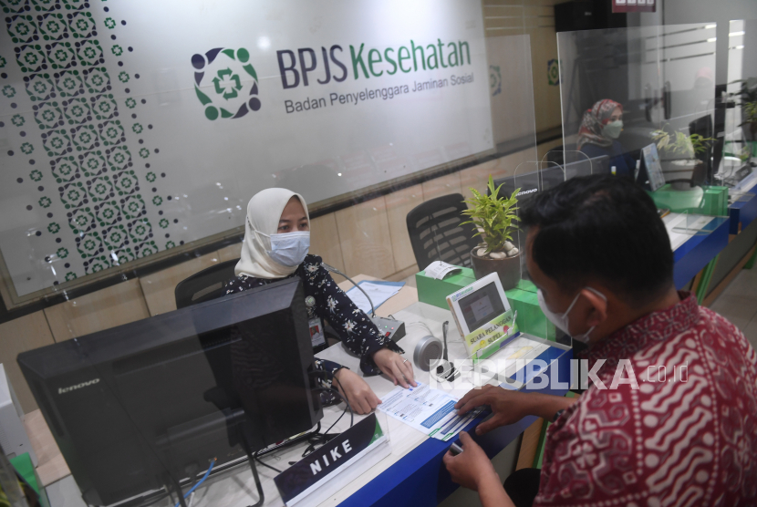 Petugas melayani warga di loket BPJS Kesehatan Jakarta Pusat, Jakarta, Jumat (17/6/2022). Badan Penyelenggara Jaminan Sosial (BPJS) Kesehatan berencana menghapus kelas 1, 2, dan 3 dan menggantikannya ke Kelas Rawat Inap Standar (KRIS) pada Juli 2022. 