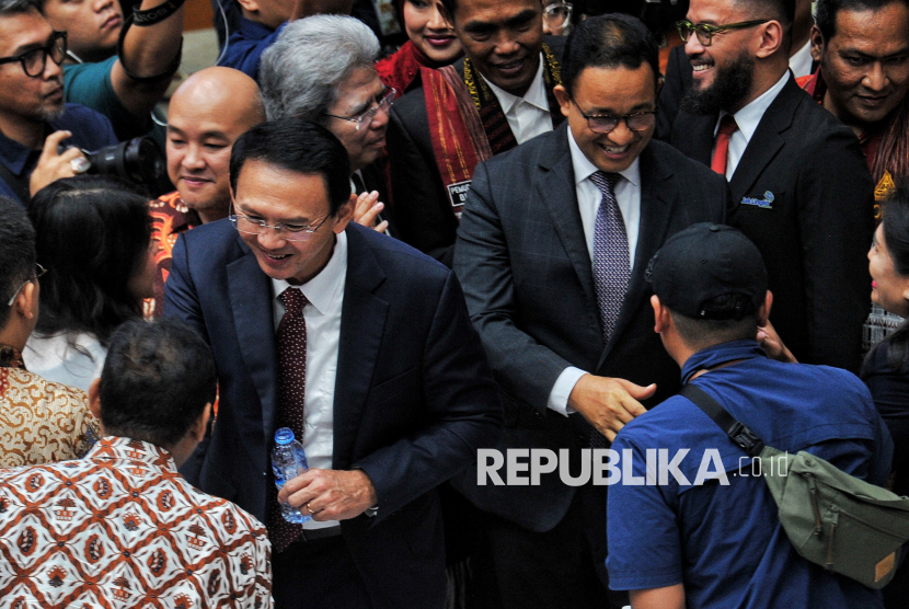 Gubernur Jakarta 2014-2017 Basuki Tjahja Purnama alias Ahok (kiri) bersama Gubernur Jakarta 2017-2022 Anies Baswedan (kanan) saat acara serah terima jabatan, di Balai Kota Jakarta, Kamis (20/2/2025).