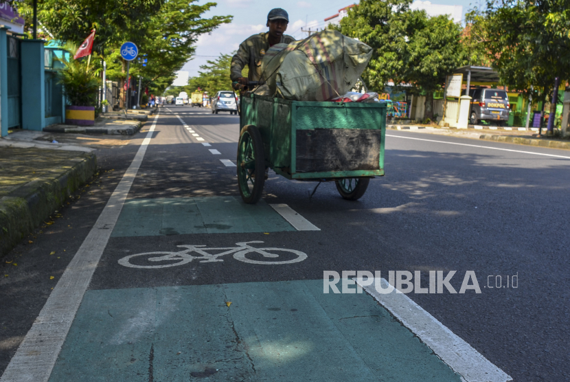 Warga mendorong gerobak melintas di jalur khusus sepeda di Jendral Sudirman, Ciamis, Jawa Barat, (ilustrasi). Pemerintah diminta memperbanyak dan memperbaiki dulu infrastruktur sepeda agar memadai, baru meminta pajak pada para pesepeda.