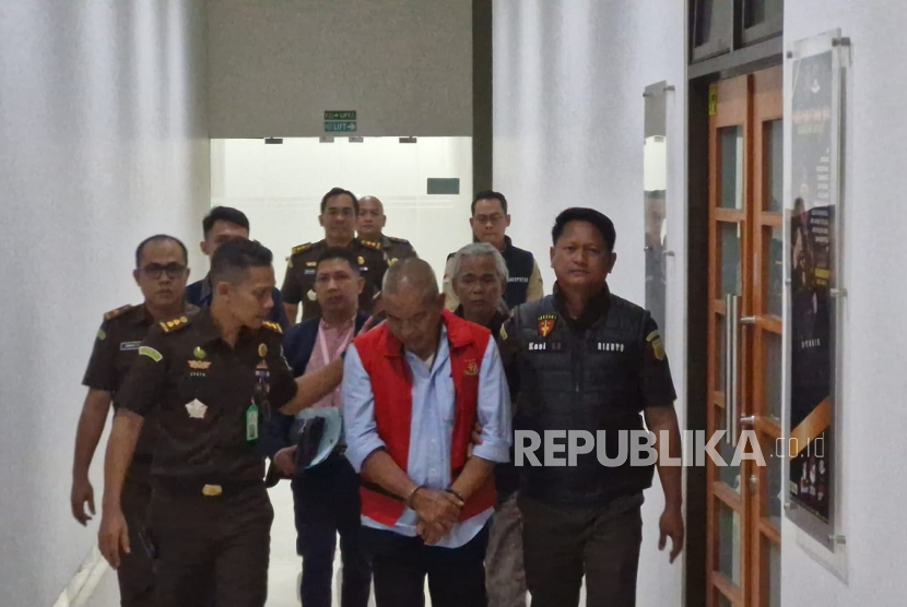 Arsan Latif eks Pj Bupati Bandung Barat resmi ditahan oleh Kejaksaan Tinggi (Kejati) Jawa Barat terhitung tanggal 15 Juli hingga 3 Agustus mendatang. Ia merupakan salah satu tersangka dalam kasus korupsi Pasar Sindang Kasih Cigasong, Kabupaten Majalengka.  Dok