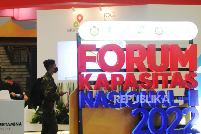 Pengunjung melihat pameran dalam Forum Kapasitas Nasional II 2022 yang digelar 27-28 Juli di JCC, Jakarta, Kamis (28/7). Forum Kapasitas National merupakan upaya SKK Migas untuk memperkuat pelaku usaha, pabrikan, vendor serta usaha mikro kecil dan menengah (UMKM) sebagai penunjang industri hulu migas. 