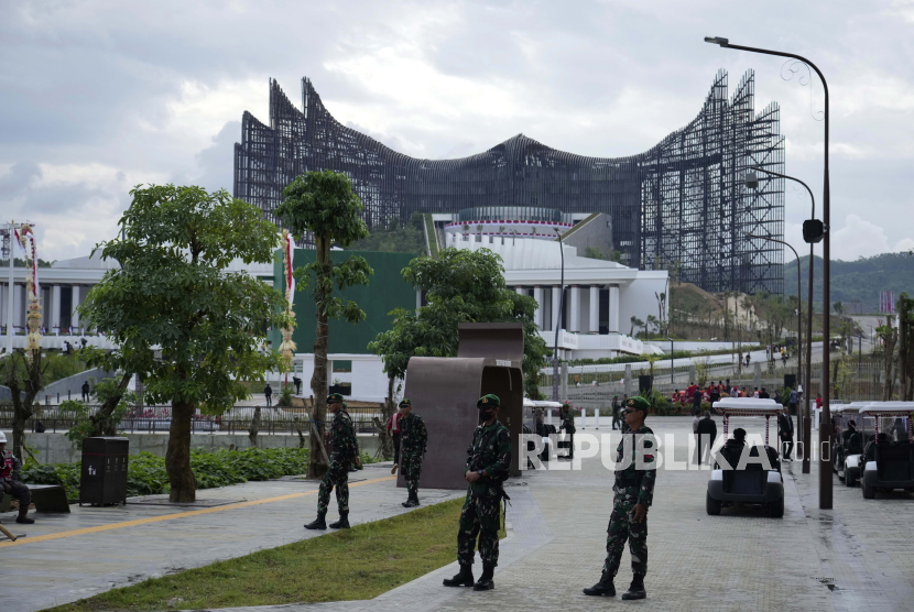 Anggota TNI berjaga di dekat istana kepresidenan baru saat persiapan upacara peringatan 79 tahun kemerdekaan Indonesia di Ibu Kota Nusantara (IKN) Kalimantan, Sabtu, 17 Agustus 2024.